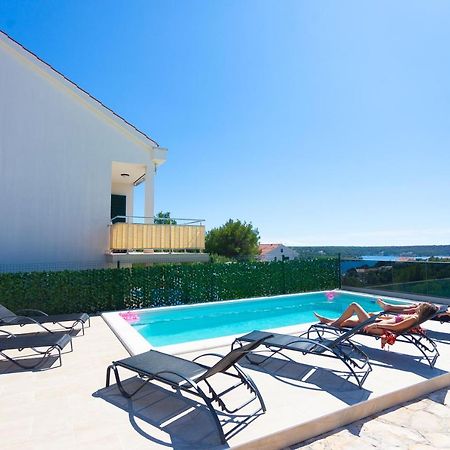 Apartment Jerry With Private Pool Милна Екстериор снимка