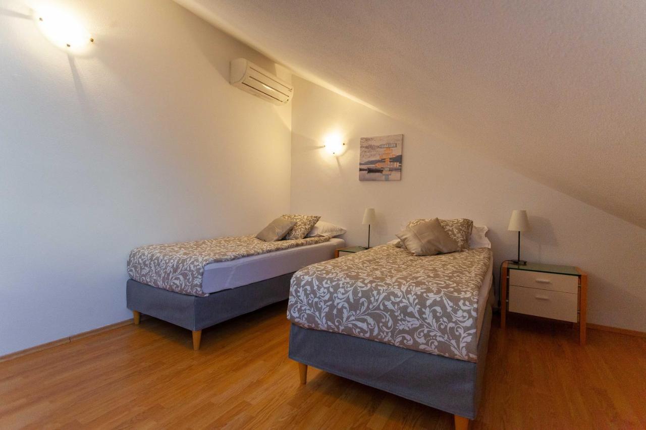 Apartment Jerry With Private Pool Милна Екстериор снимка