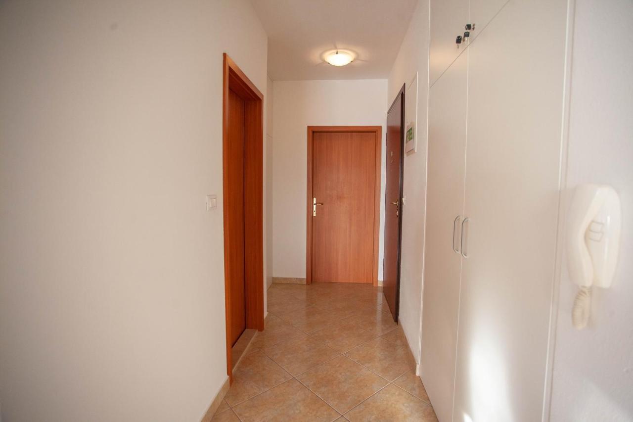 Apartment Jerry With Private Pool Милна Екстериор снимка