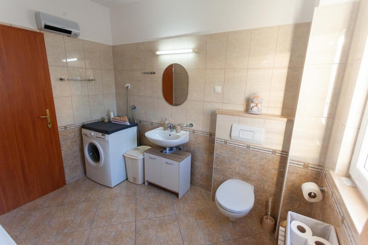 Apartment Jerry With Private Pool Милна Екстериор снимка