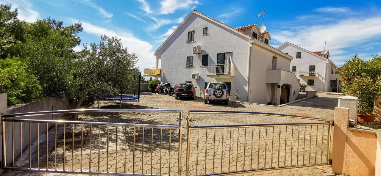 Apartment Jerry With Private Pool Милна Екстериор снимка